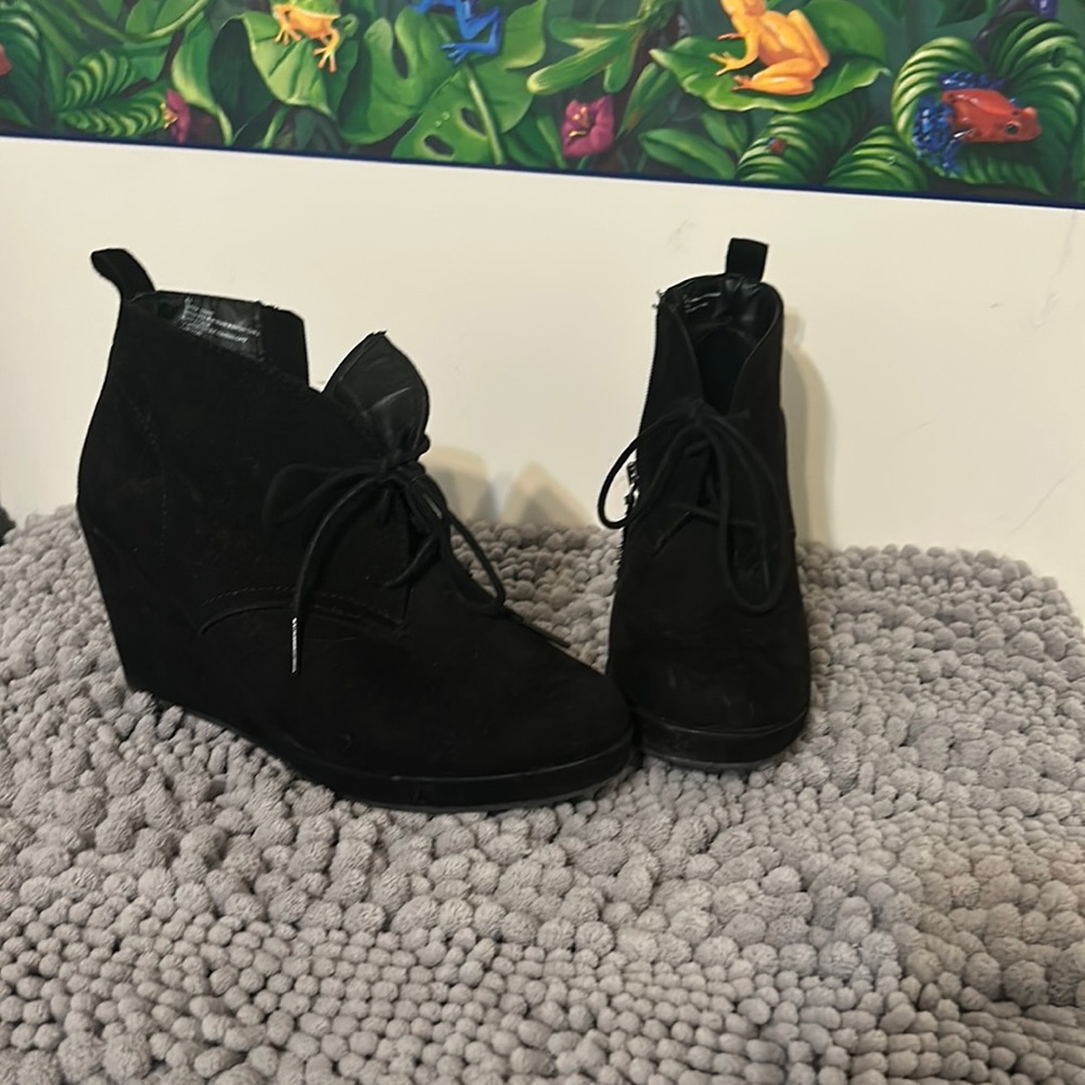 Black wedge heels